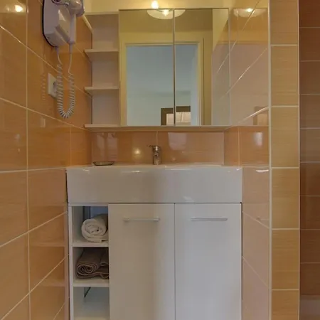 Pérouges, 5 Pièces, 6 Personnes - Fr-1-493-266 *